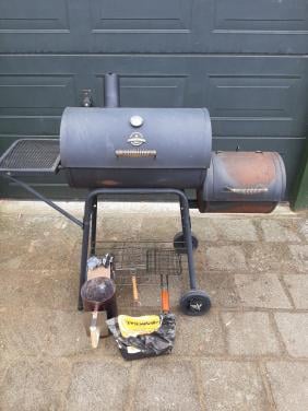 Goed werkende james town bbq, met rook gedeelte met diverse ass,