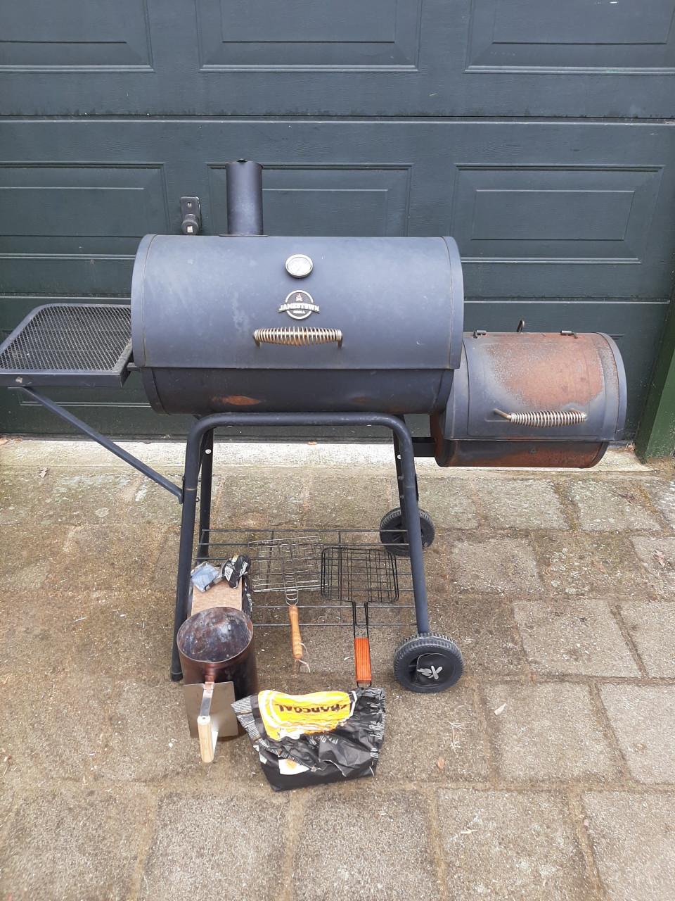 Goed werkende james town bbq, met rook gedeelte met diverse ass,