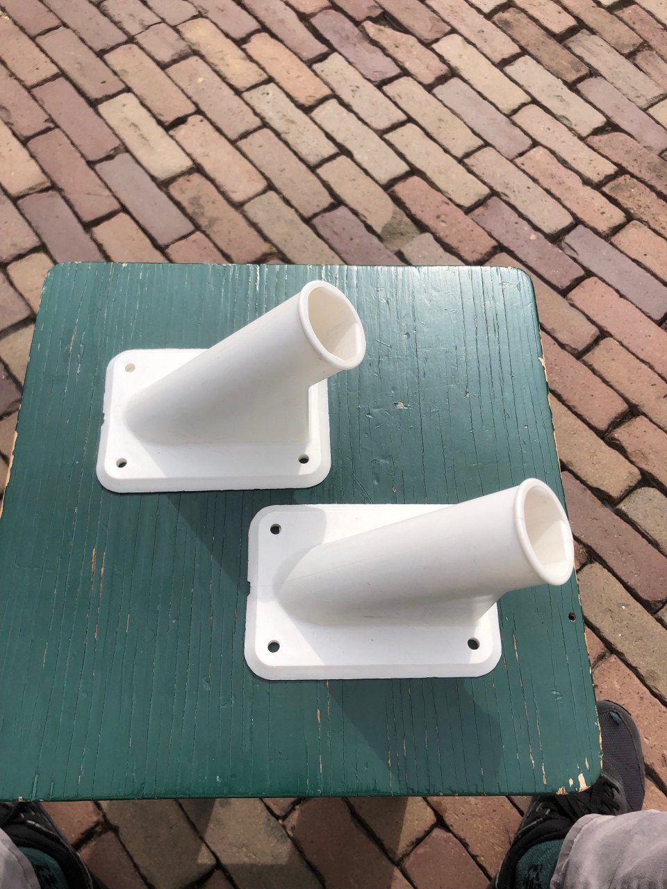 2 vlaggen masthouders.