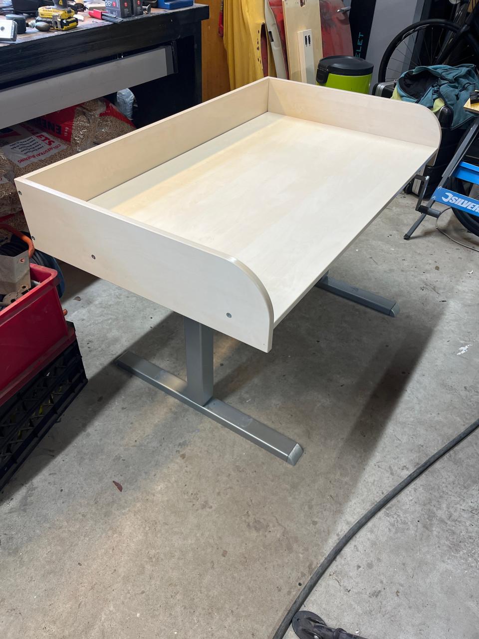 In hoogte verstelbare werktafel, werkbank