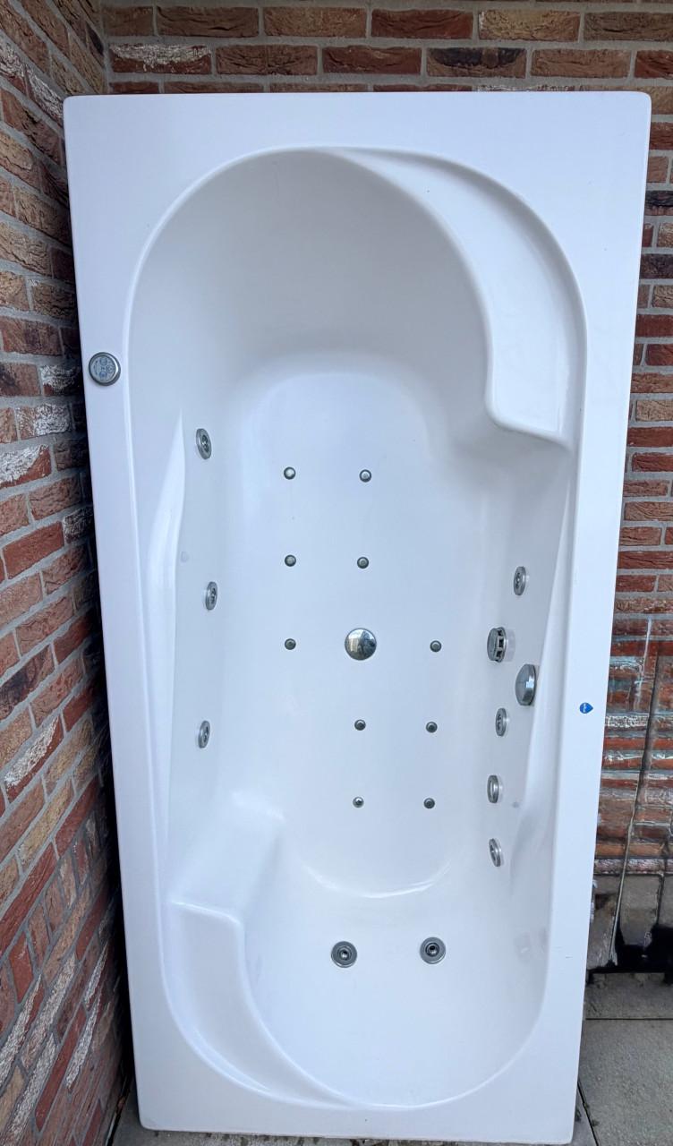 Bubbelbad met verlichting