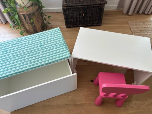 Speelgoedkist + kinderbureau/bankje + zitkussen van IKEA (serie SMÅSTAD)