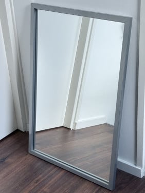 Spiegel met metalen lijst