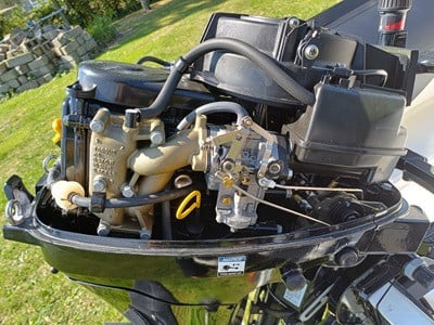 Bootje met motor en trailer