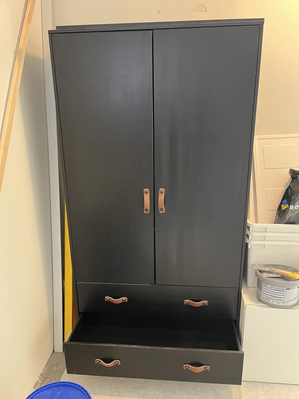 Zwarte kinderkleding kast