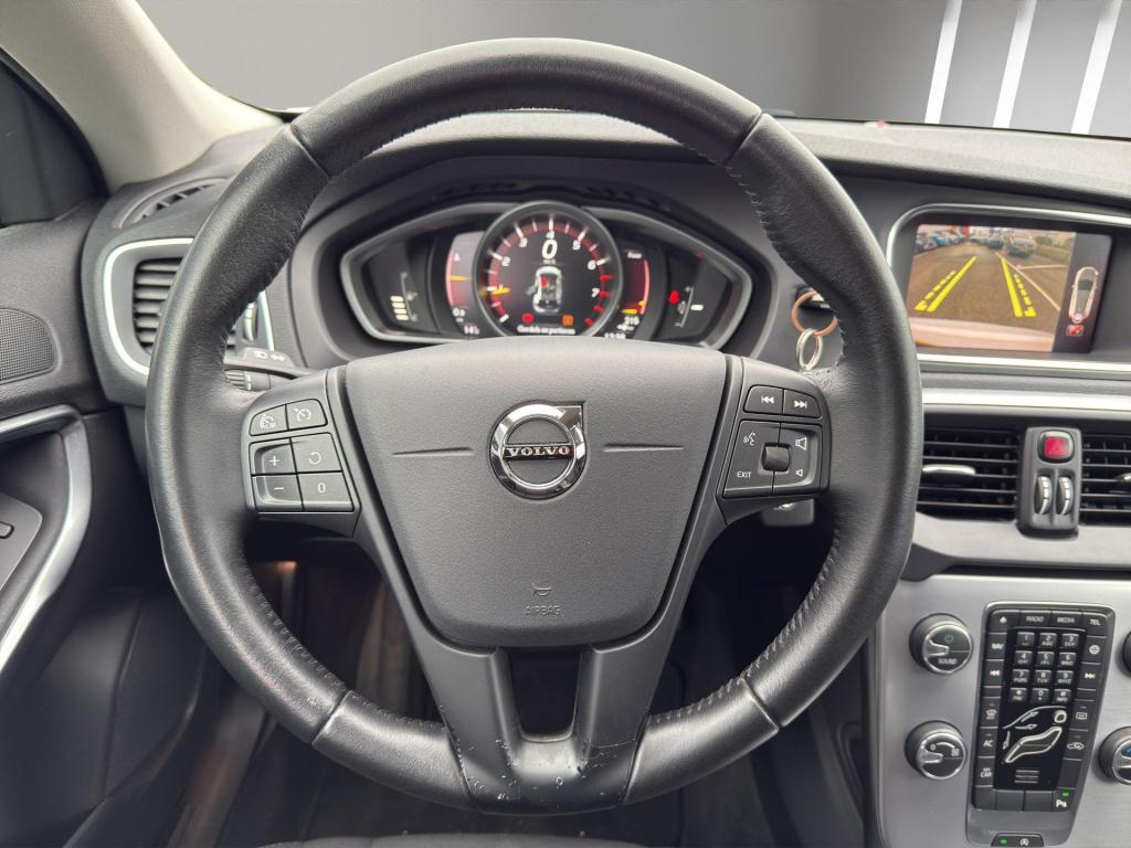 Volvo V40 2.0 t2 kinetic | camera + sensoren | navigatie | l.m.velg | 17"ve