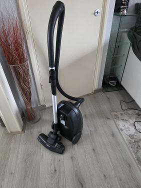 Stofzuiger in goed staat en goed werkend merk PHILIPS-1500W