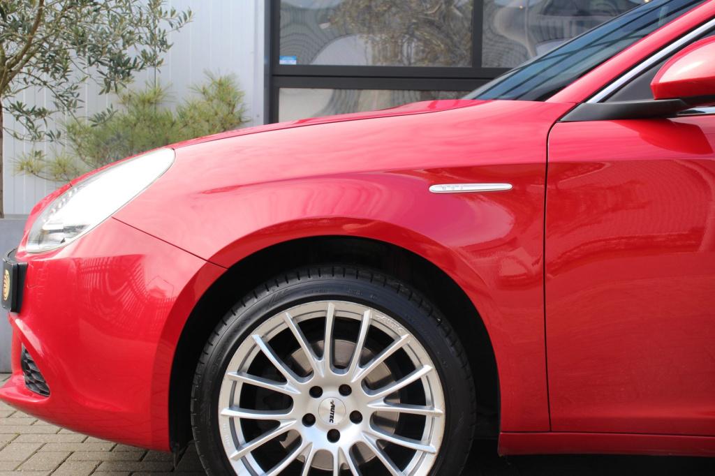 Alfa Romeo Giulietta 1.4 turbo turismo -170 pk - trekhaak - panoramadak - p