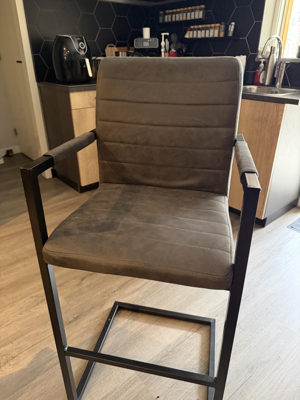 Hoge tafel met 4 krukken