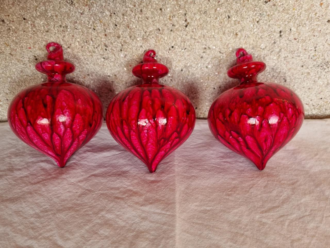 3 Fuchsiarode kerstornamenten