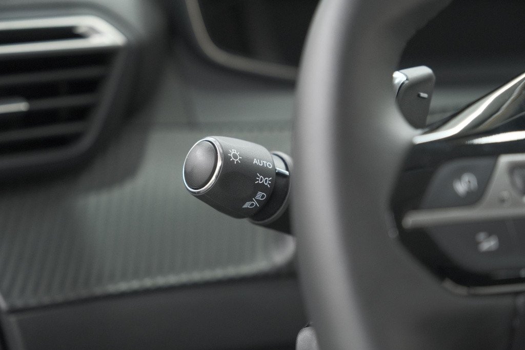 Peugeot 208 hybrid 100 e-dcs6 allure | camera | keyless entry | apple carpl