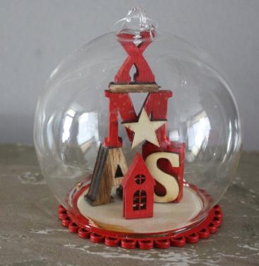Kerstbal en kerstdecoratie glas en hout tekxt xmas