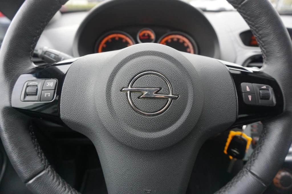 Opel Corsa 1.4-16v airco / navi / cruise / stoelverw. / parkeers. / elektr.