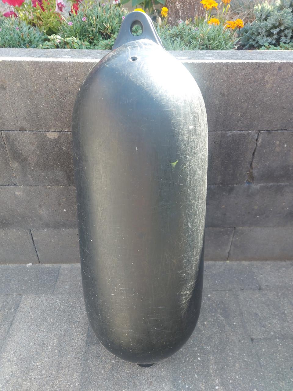 Twee Maioni stootwillen / Fenders te koop.