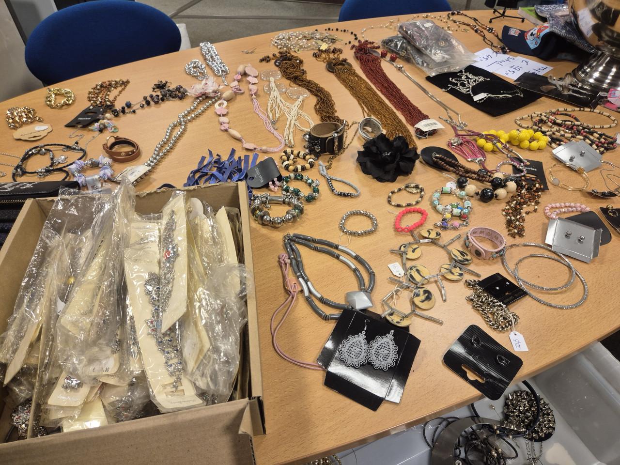 Partij van 100 sieraden  / sjaals / riemen