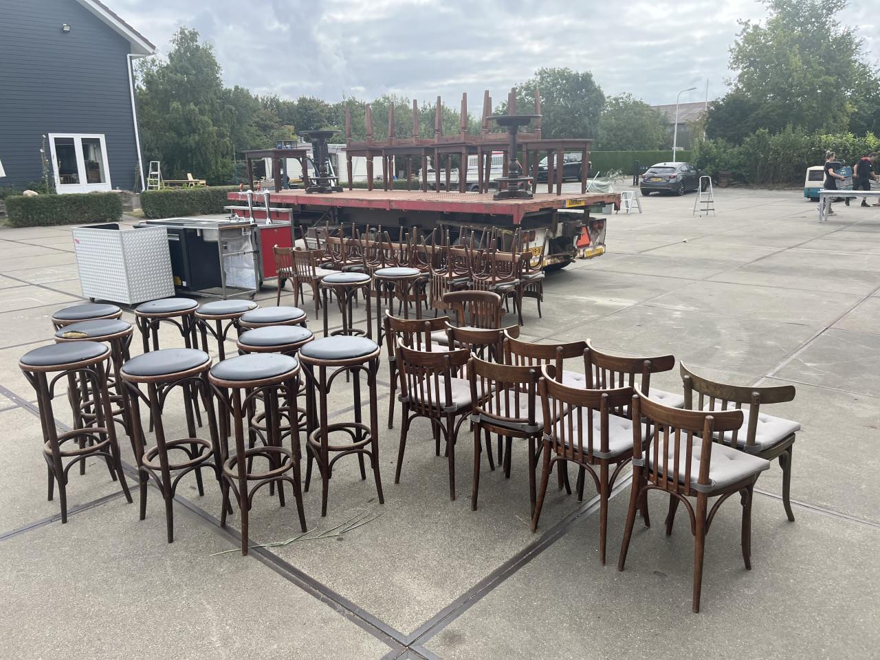 Partij horeca tafels, stoelen en statafels teakhout te koop