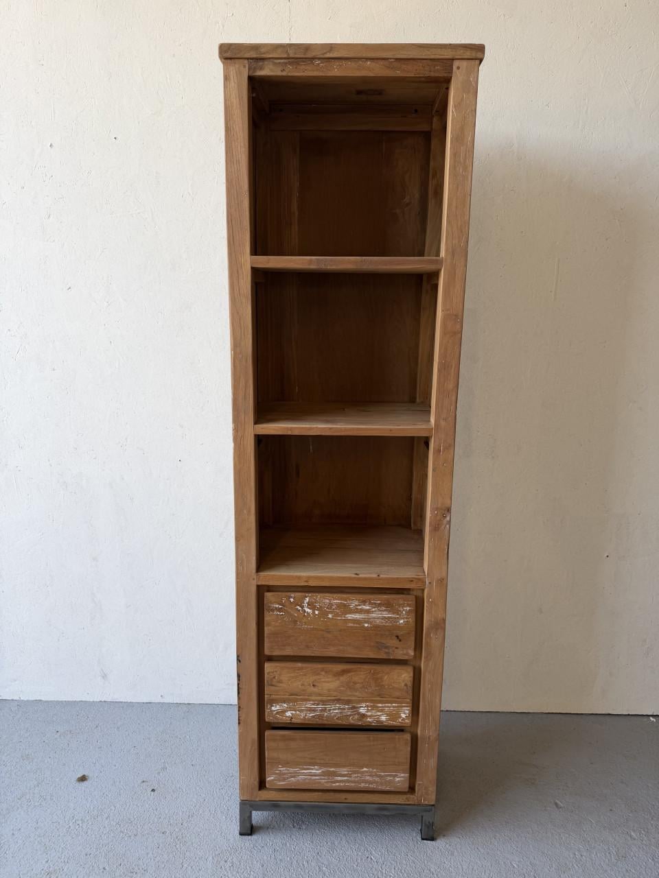 Stoere industriële houten kast