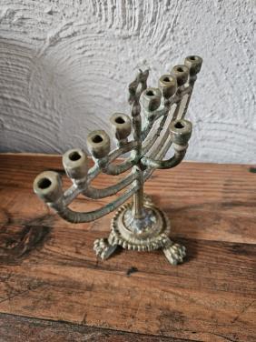 Oude bronzen joodse kandelaar met 9 armen