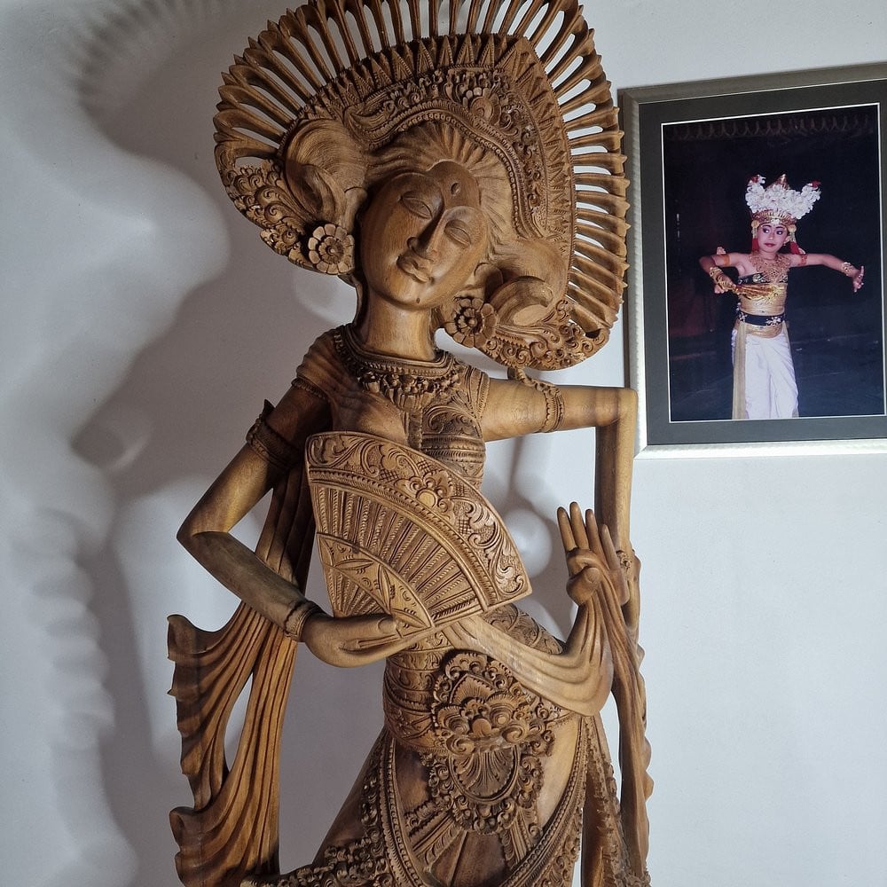 Massief houten beeld uit Bali met prachtig verfijnd houtsnijwerk