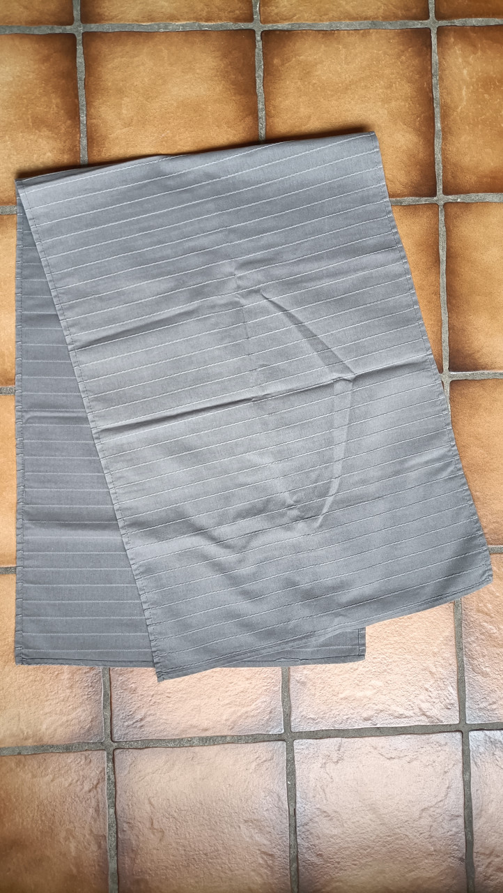 Grijze tafelloper. Lengte 133 cm. Breedte 46 cm.