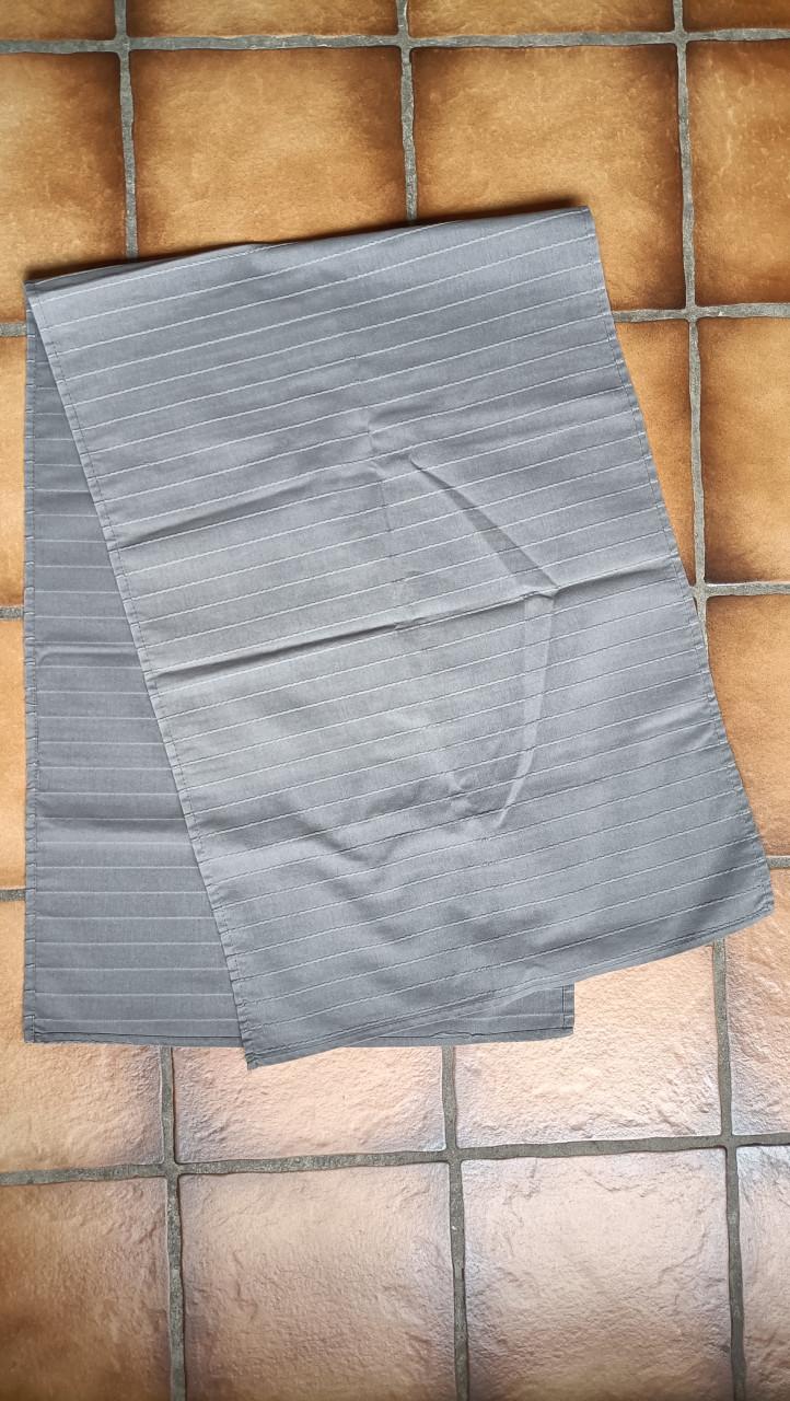 Grijze tafelloper. Lengte 133 cm. Breedte 46 cm.