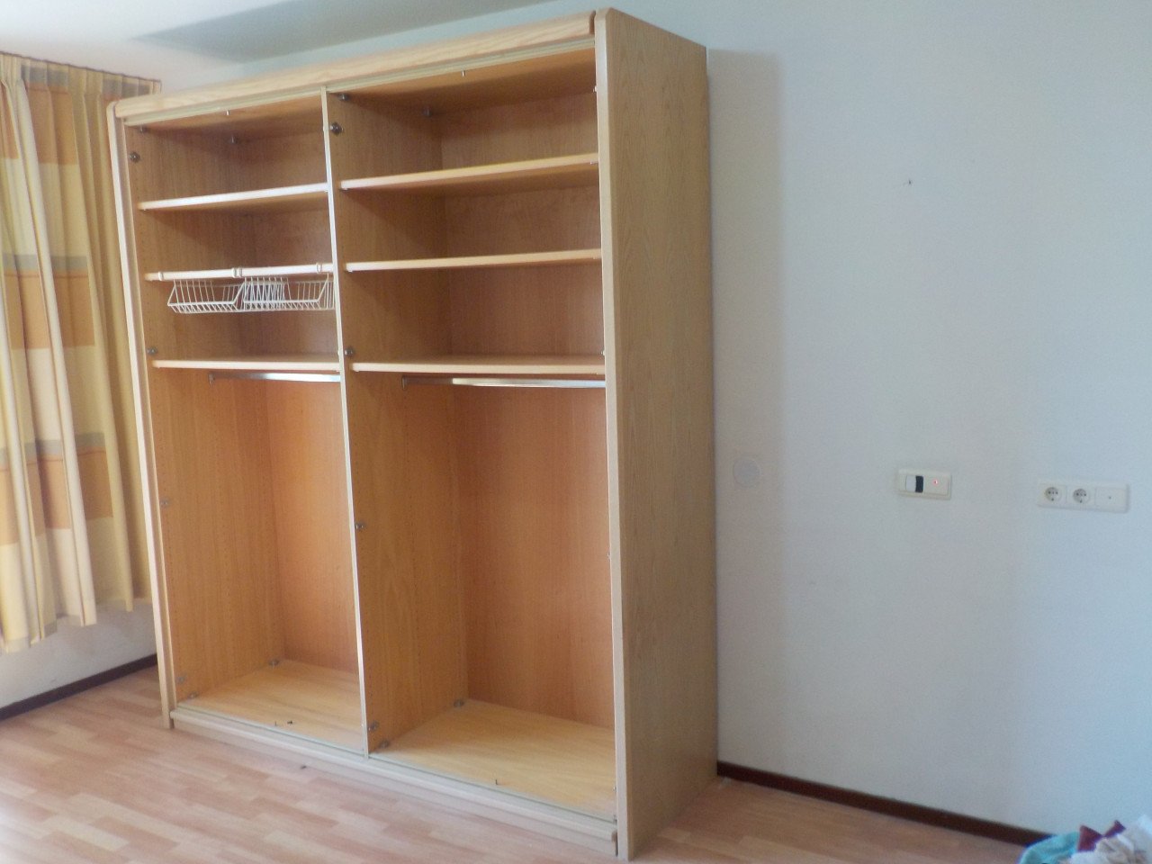 Mooie kwaliteit HULSTA  kleerkast in zeer goede staat extra hoog 239 cm