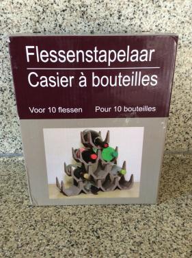 Flessenstapelaar voor 10 flessen.   Kleur rood.     1x in doos en 1x zonder