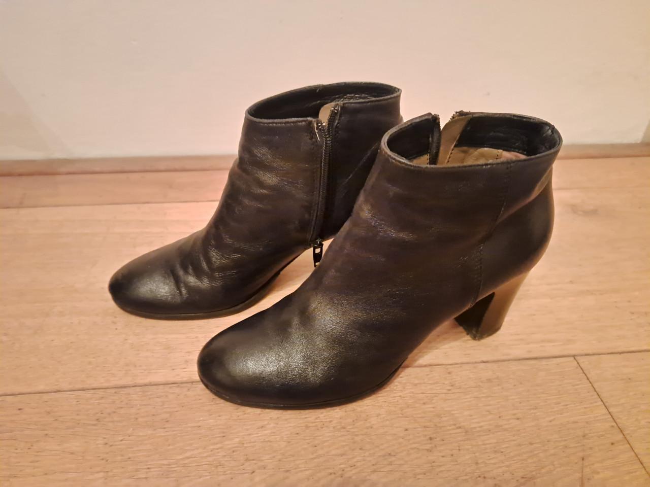 Zwarte leren laarsjes maat 39