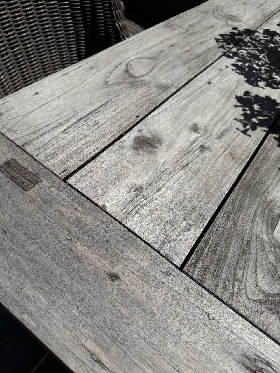 Oude teak tuintafel