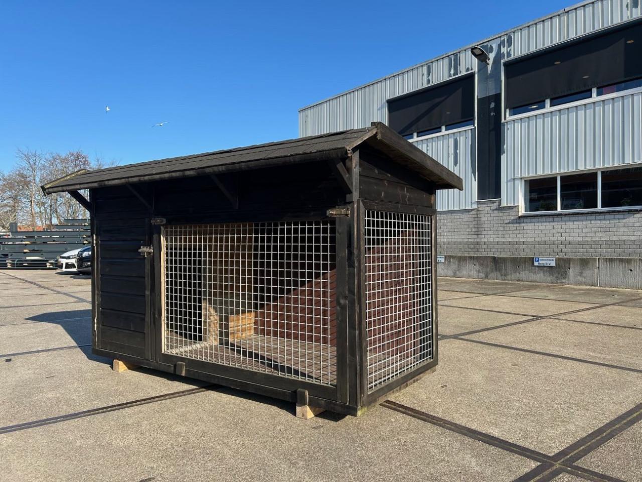 Prachtig groot hondenhok