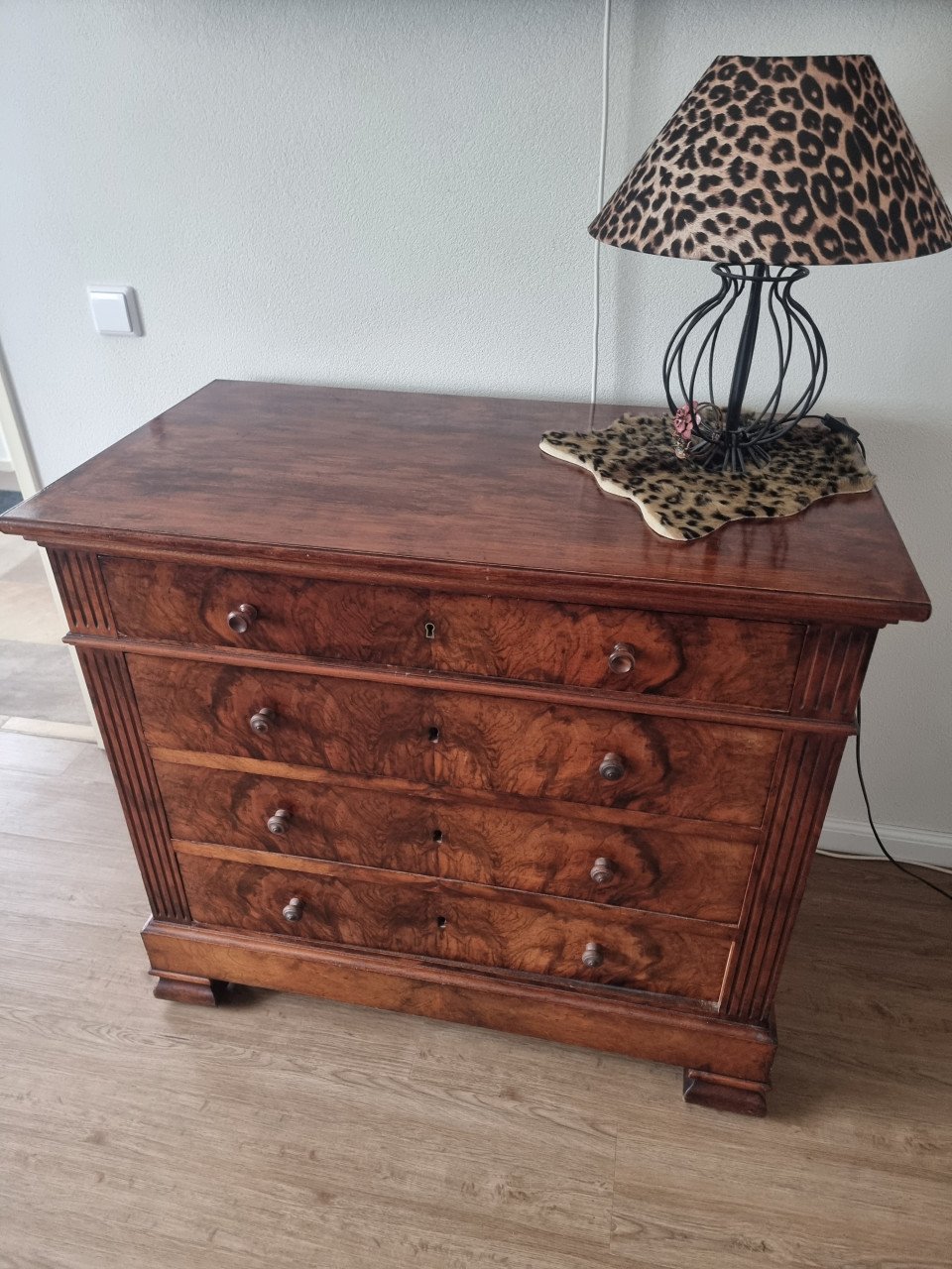 Mahoniehouten kastje met 4 lades