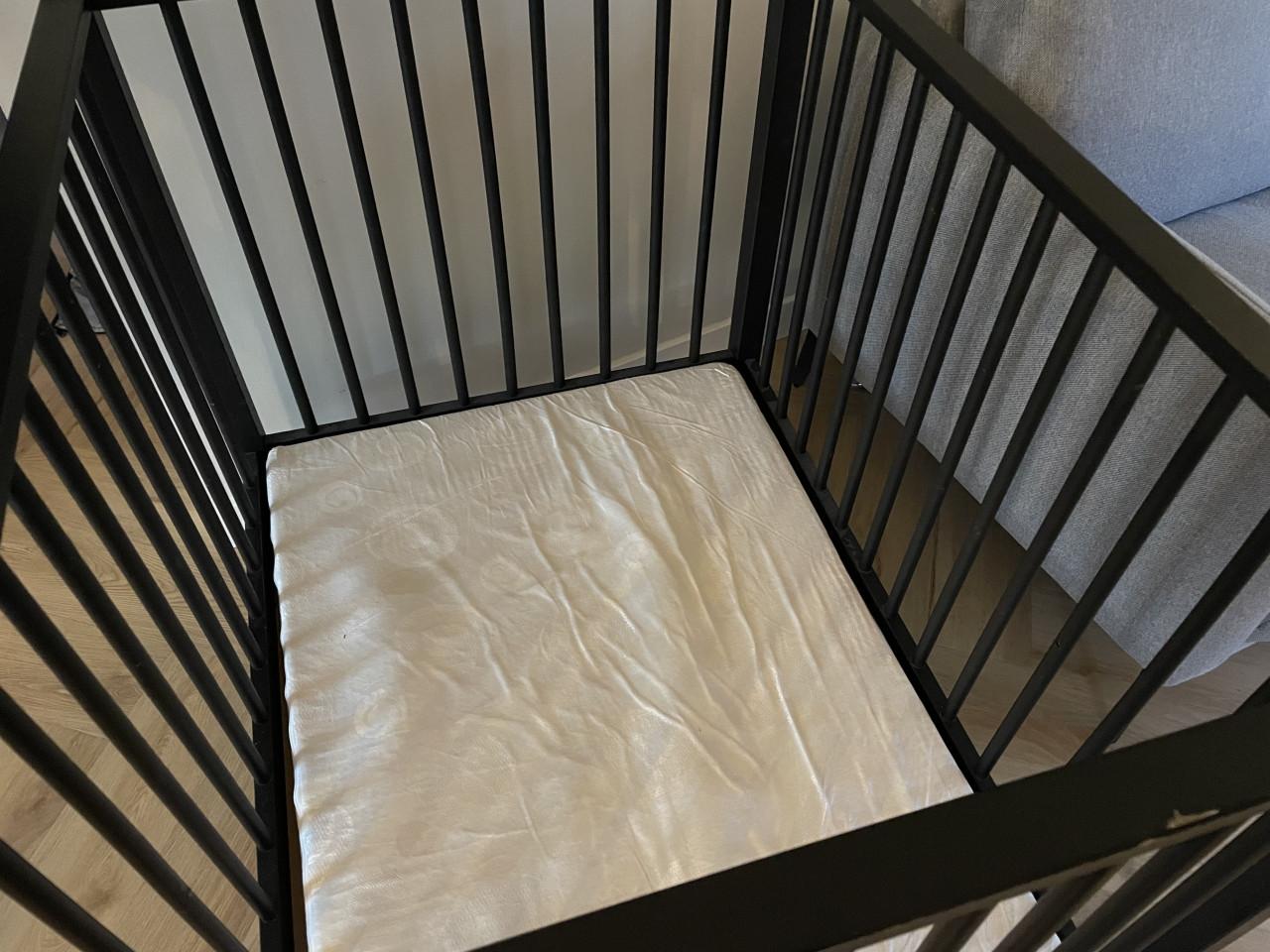 Box zwart met matras en boxkleed