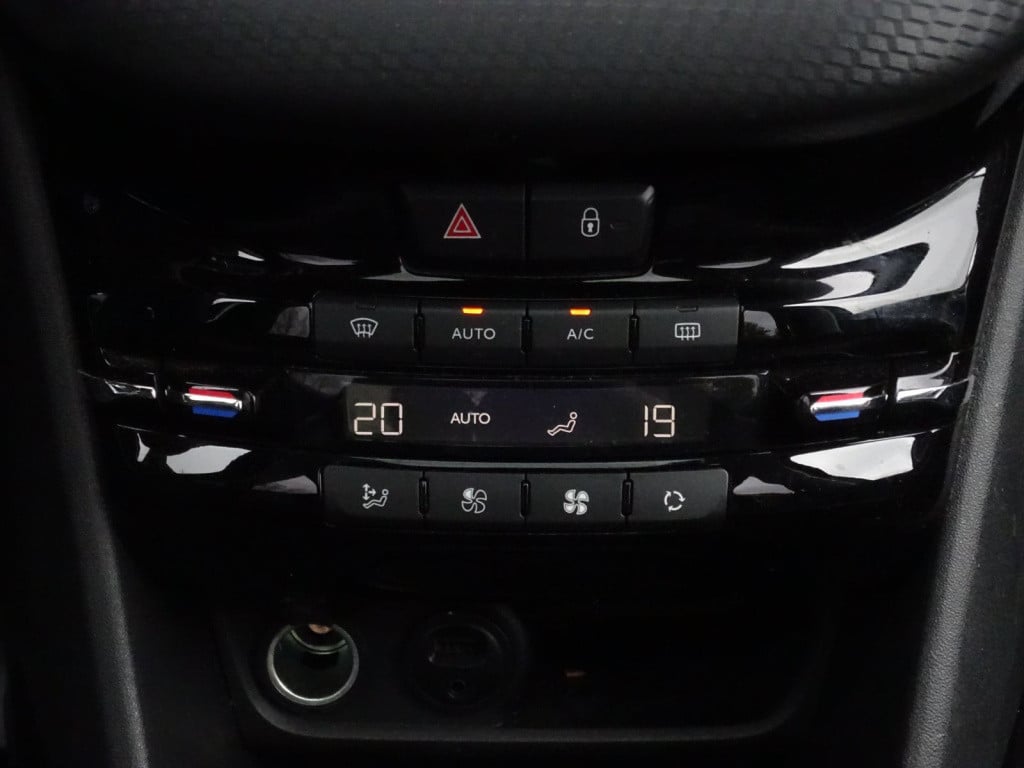 Peugeot 2008 1.2 puretech gt-line | pano | trekhaak | bluetooth | navi