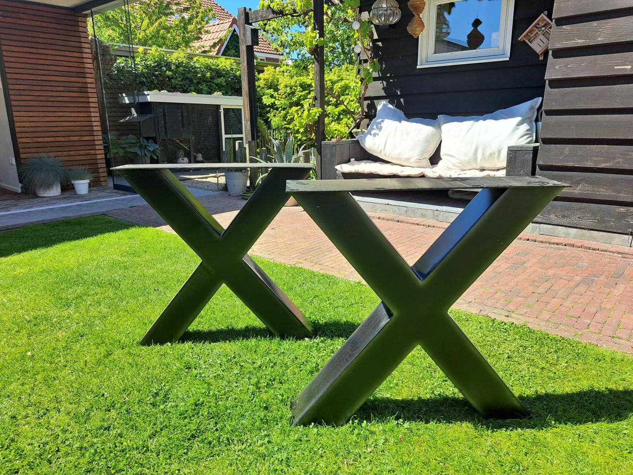 Zwarte stalen tafelpoten x poot voor een zware tafel