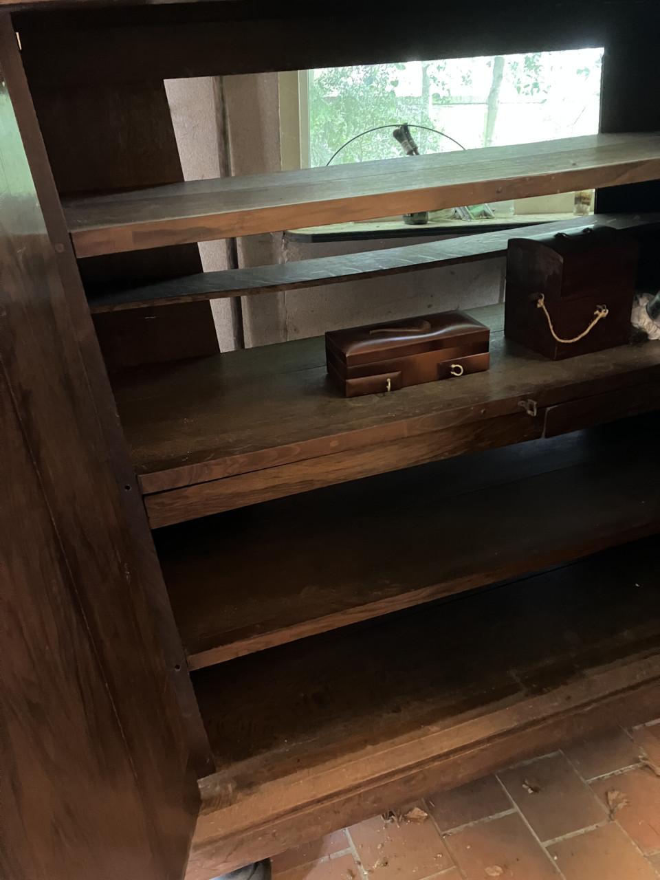 Erg mooie Drentse Eiken kast met noten/ pallisander fineer en mooi snijwerk