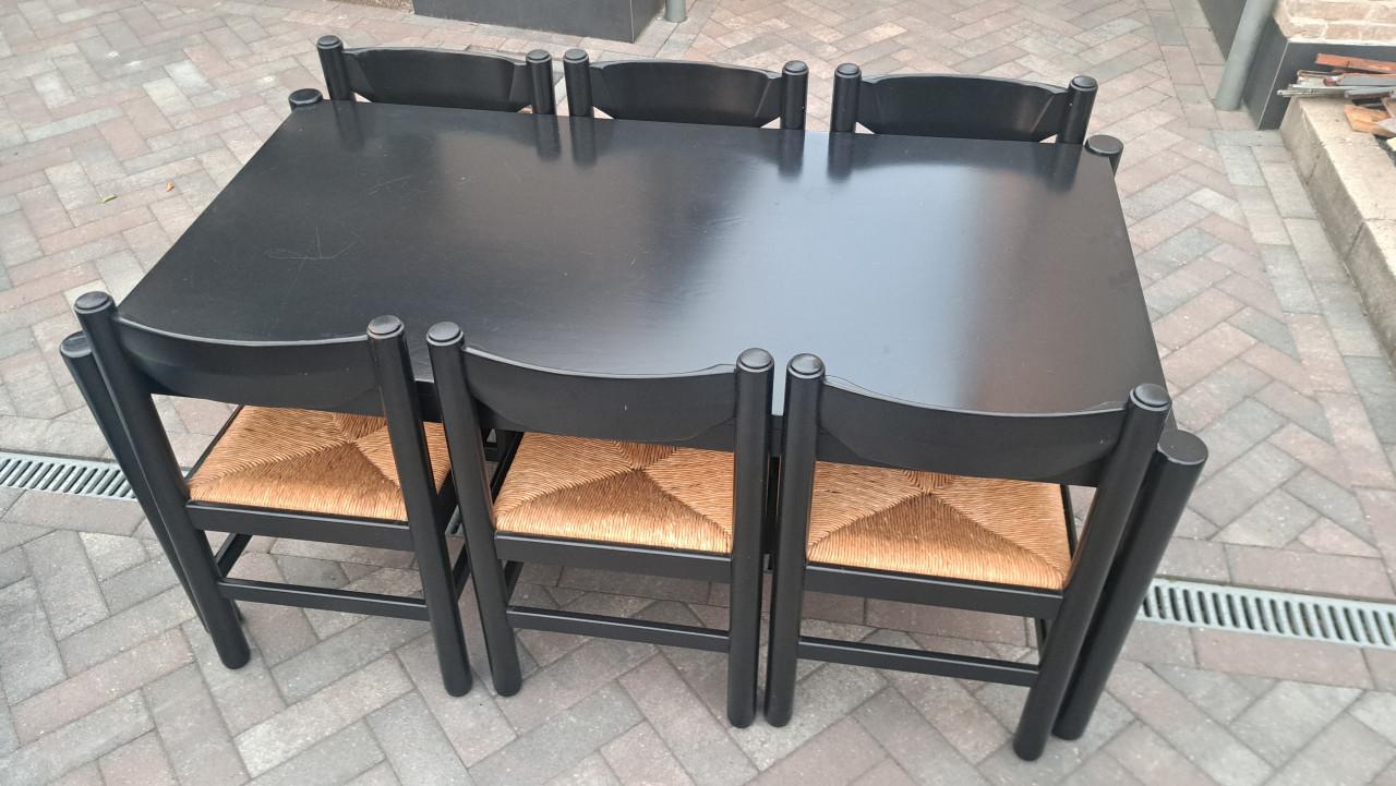 Eettafel met 6 stoelen van Vico Magistretti voor Cassina