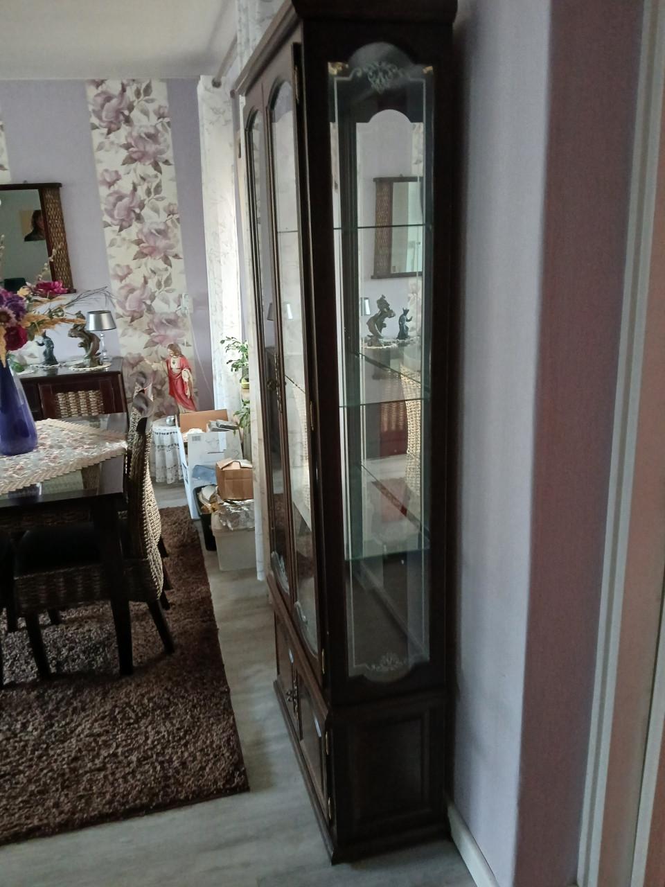 Vitrinekast. donker hout met glas en binnenverlichting