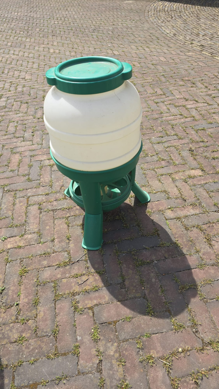 Kippenvoederautomaat