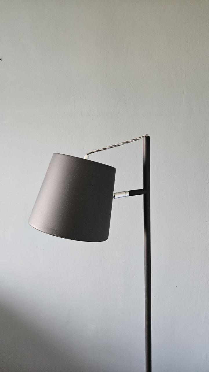 Moderne staande lamp met metalen kap