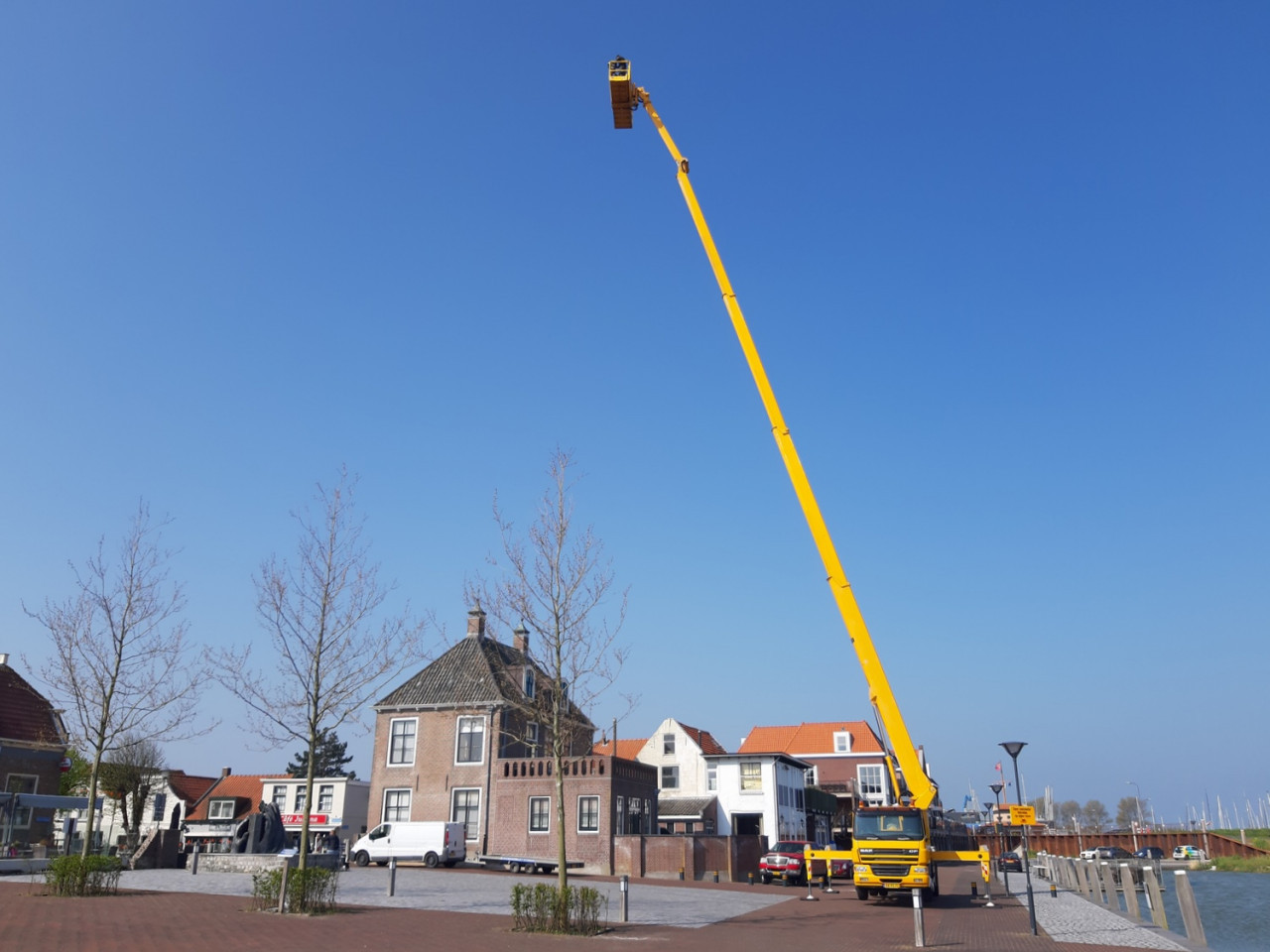 Te huur: Hoogwerker 45 meter, tevens laagwerker