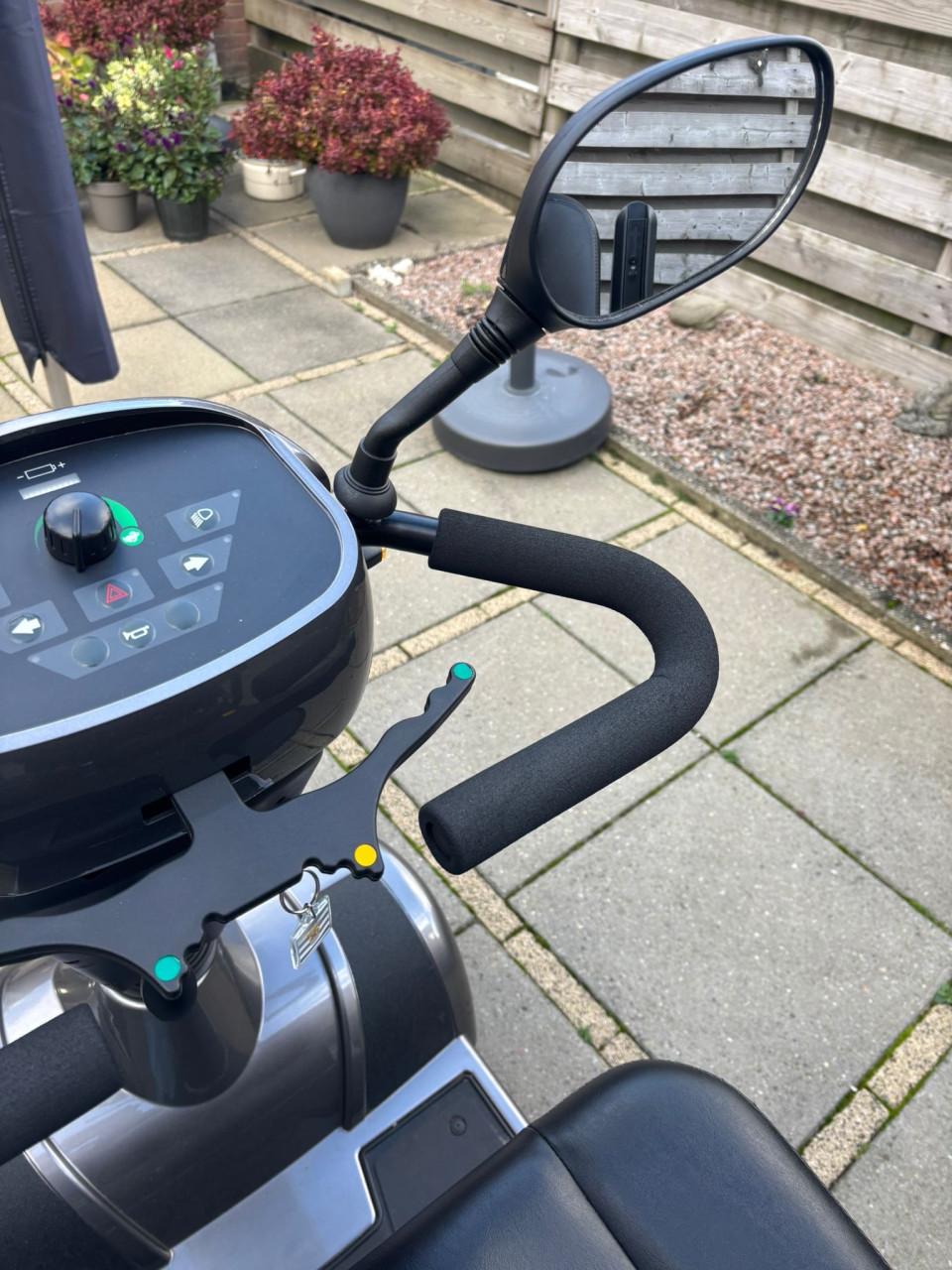 Scootmobiel Sterling S245, grijs.