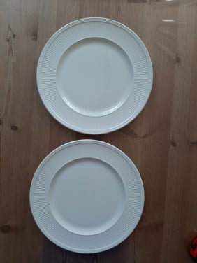 WEDGWOOD WINDSOR - 2  GROTE DINER / ONDERBORDEN - DIAMETER 31 CM
