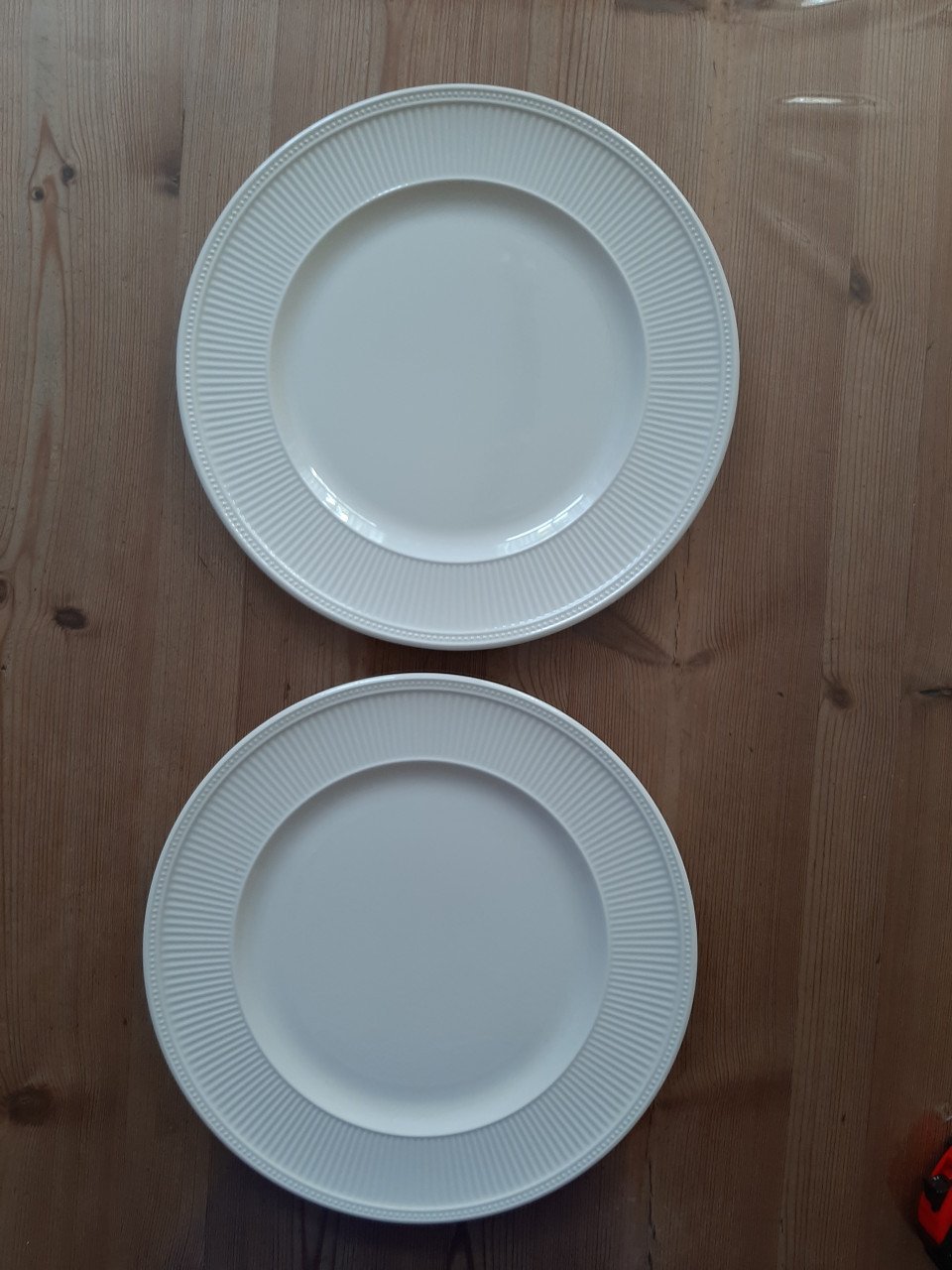 WEDGWOOD WINDSOR - 2  GROTE DINER / ONDERBORDEN - DIAMETER 31 CM
