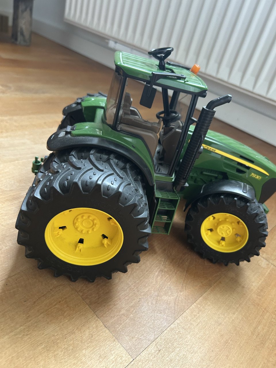 Bruder John Deere 7930