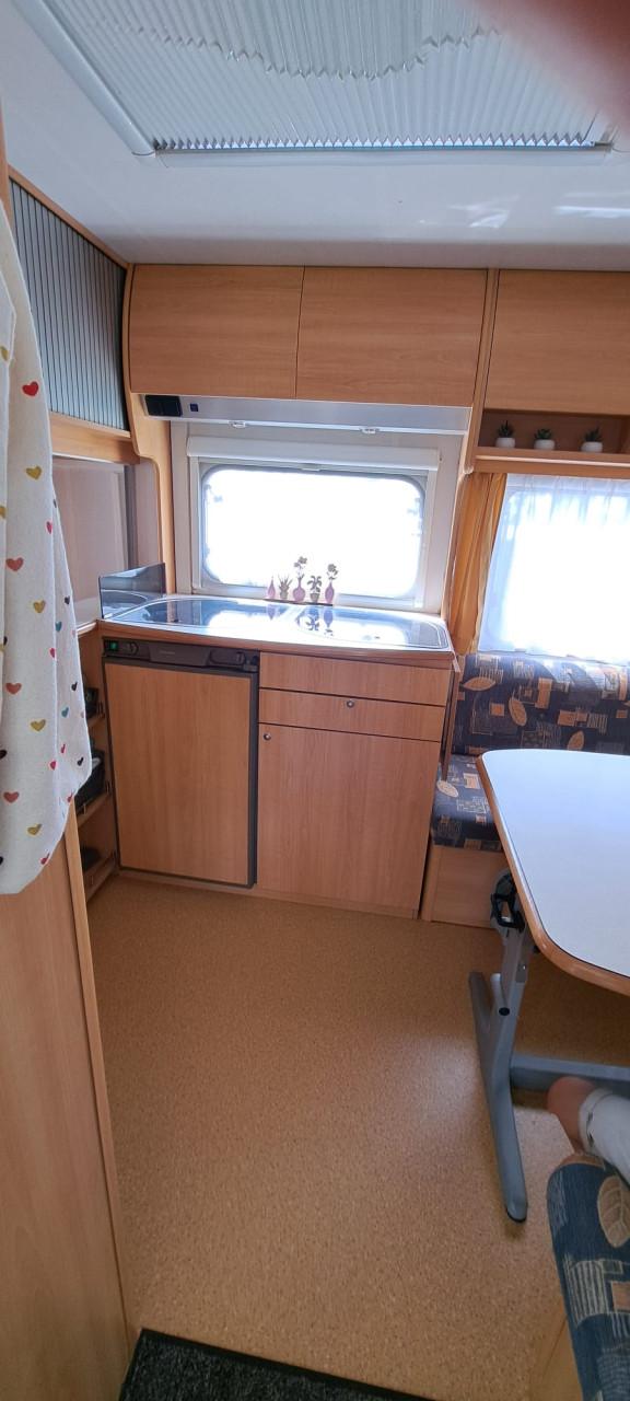 Caravan met voortent en luifel