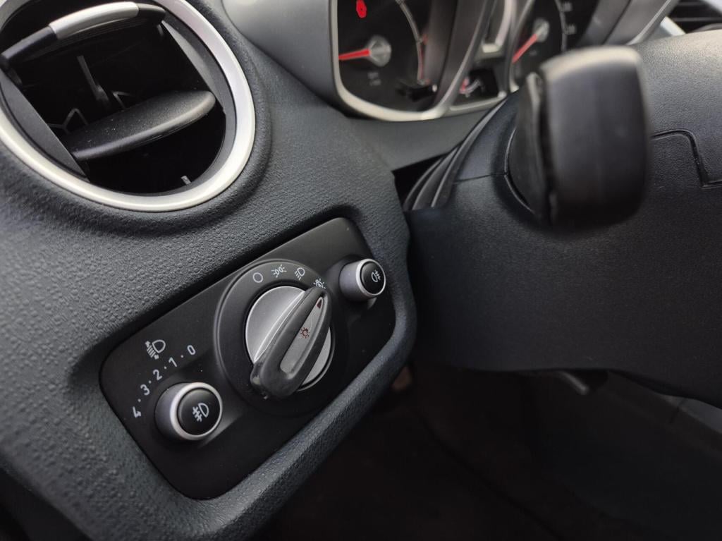 Ford Fiesta 1.25 titanium / dealeronderhouden / voorruitverwarming / stoelv