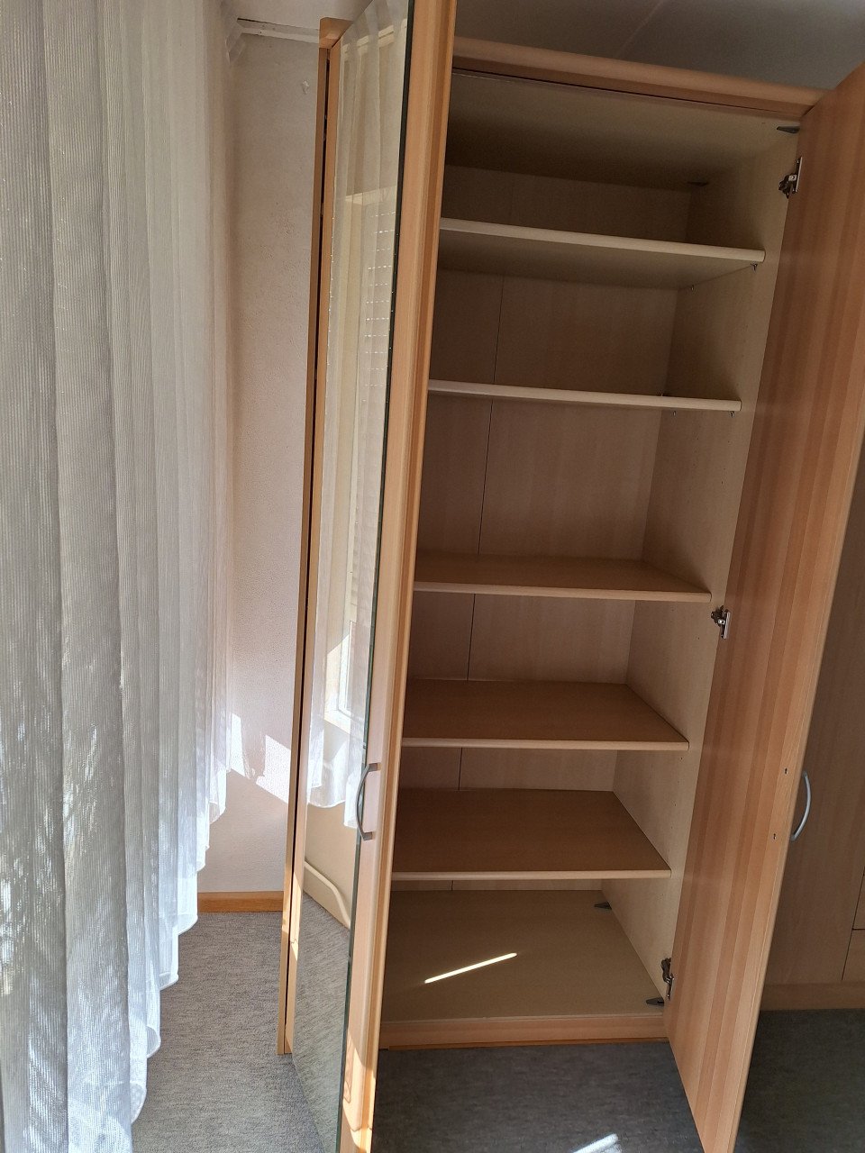 Kledingkast met spiegel