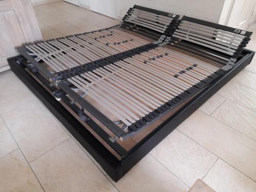 Zwart 180 x 200 bed met verstelbare lattenbodems (in goede nette staat)