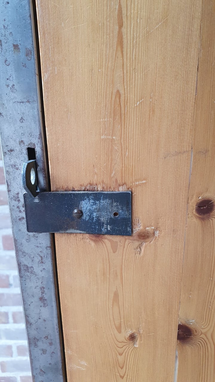 Vintage stalen locker, archief kast staal,  houten deur