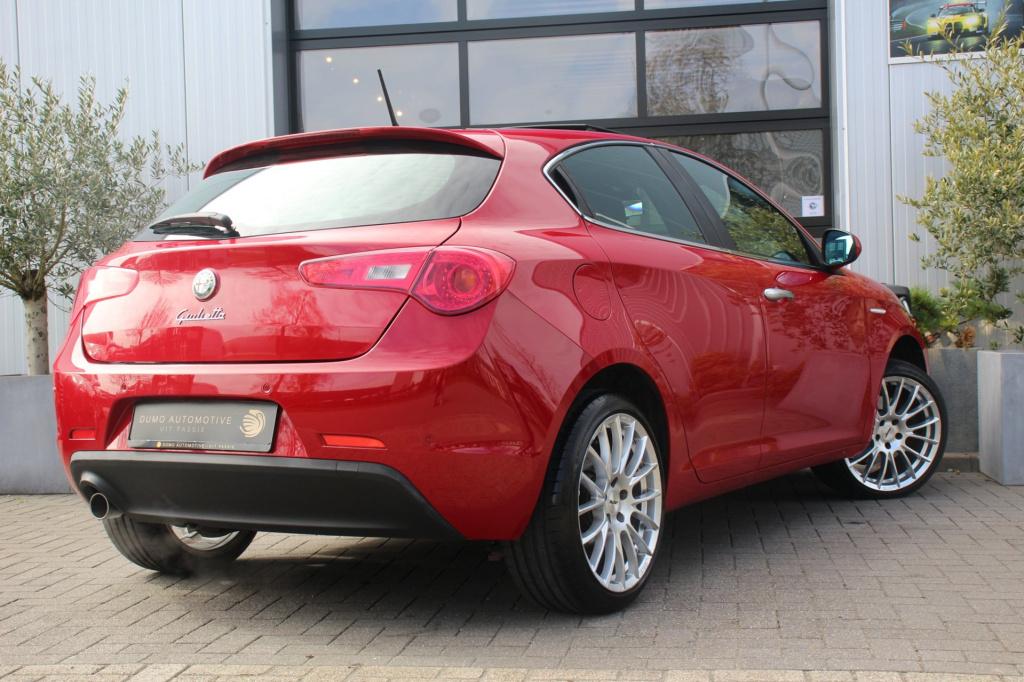 Alfa Romeo Giulietta 1.4 turbo turismo -170 pk - trekhaak - panoramadak - p